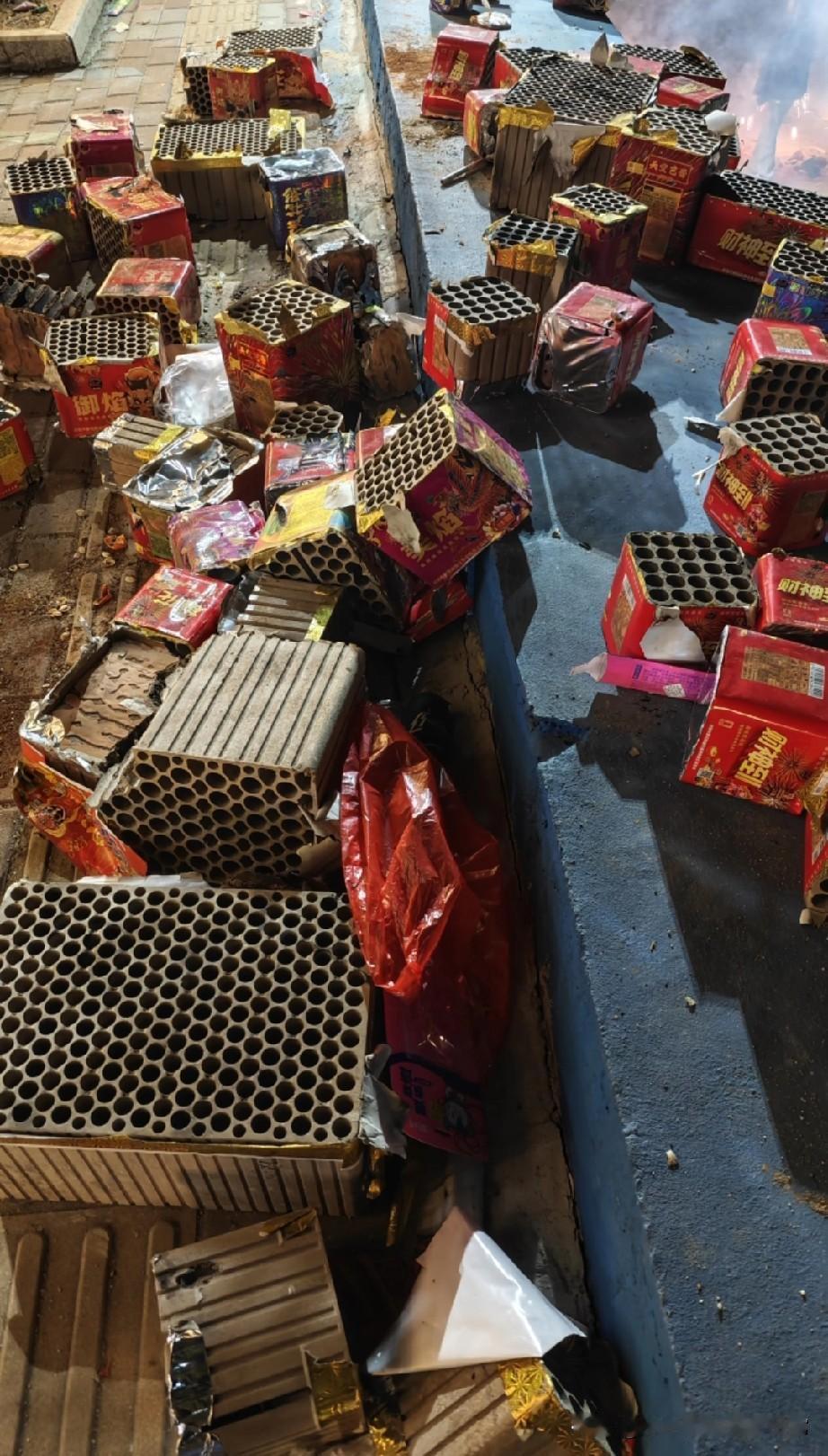 这得烧了多小钱。。。
 
红的、金的、印着“财神到”的纸壳子，密密麻麻铺了半条人