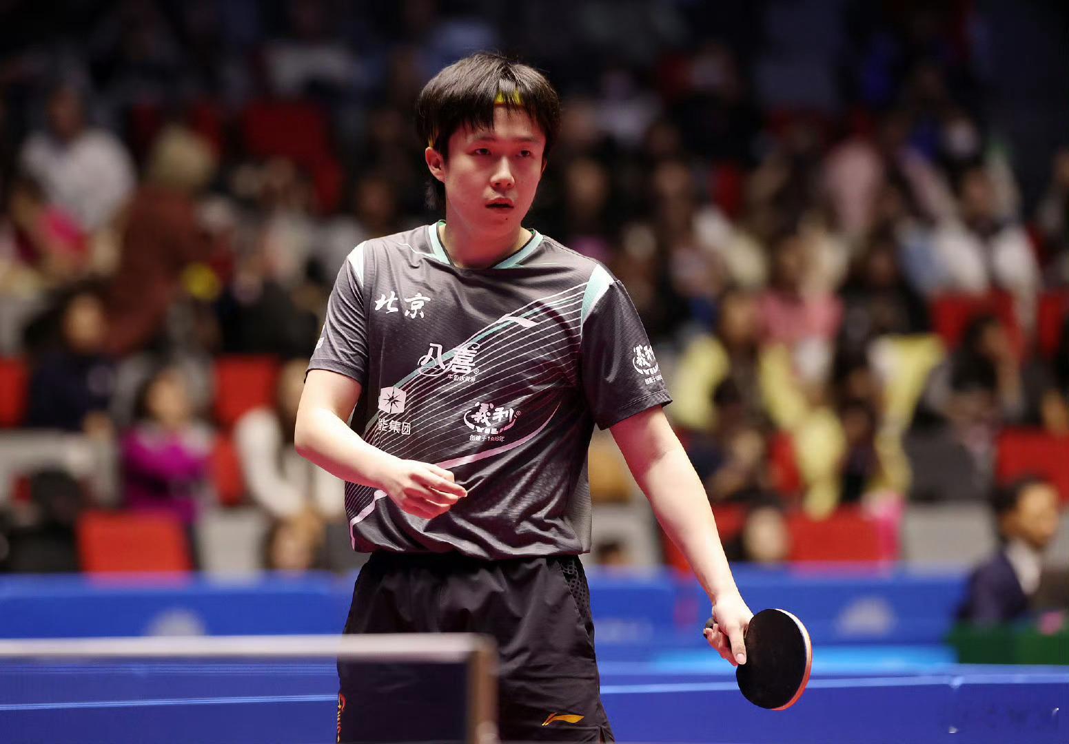 18时开始看乒乓球男团半决赛，之前看到马龙在双打时和队友一起拿下对手，现在是王楚