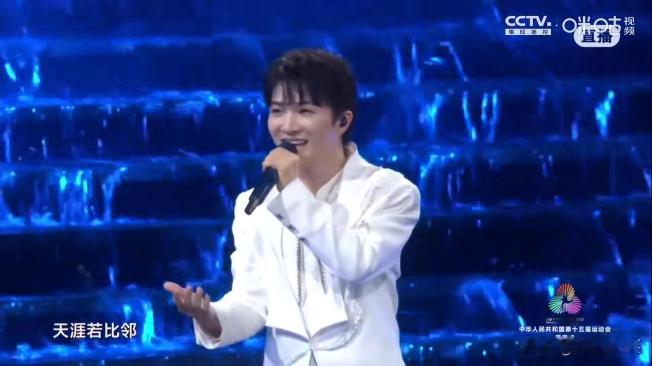 今天重要的场合，她终于穿了一身比较正常的服装。