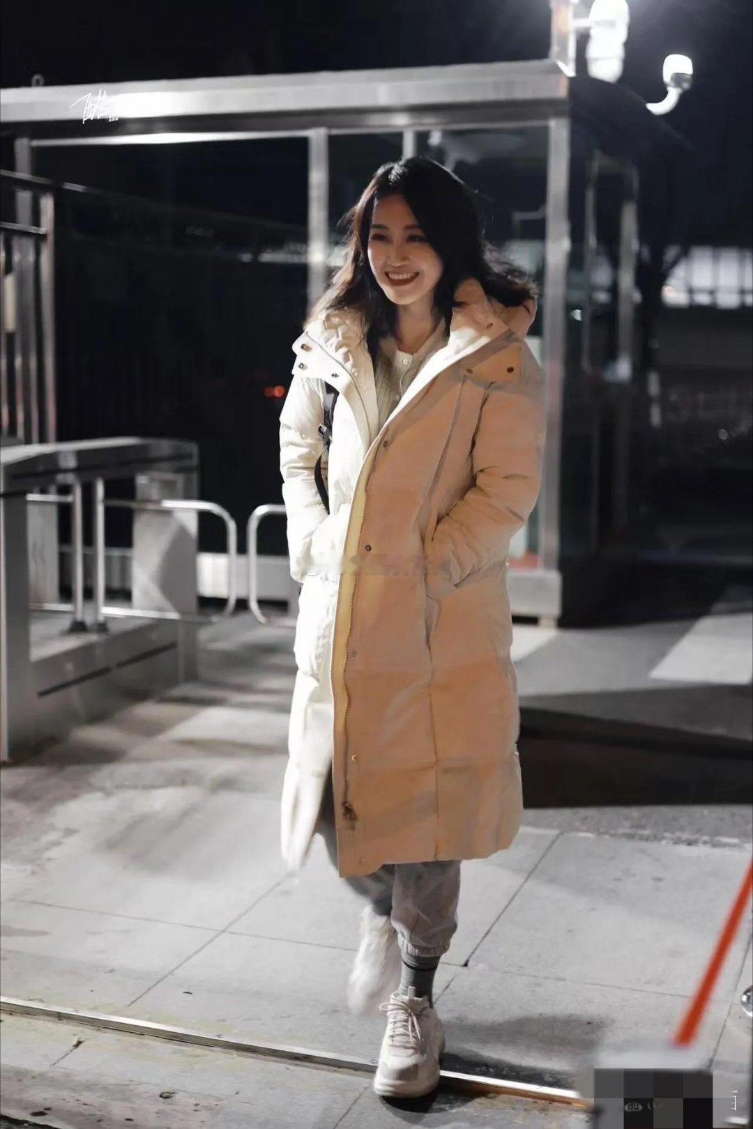 蓝盈莹这私服真的长在审美点上！长款羽绒服裹得严严实实却一点不臃肿，束脚卫裤松松垮