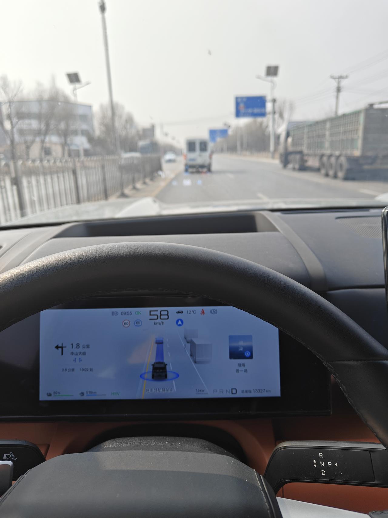 跑高速或者快速路时，按方向盘左边按键可以直接开启智驾。能自动跟车，保持车道，滚轮