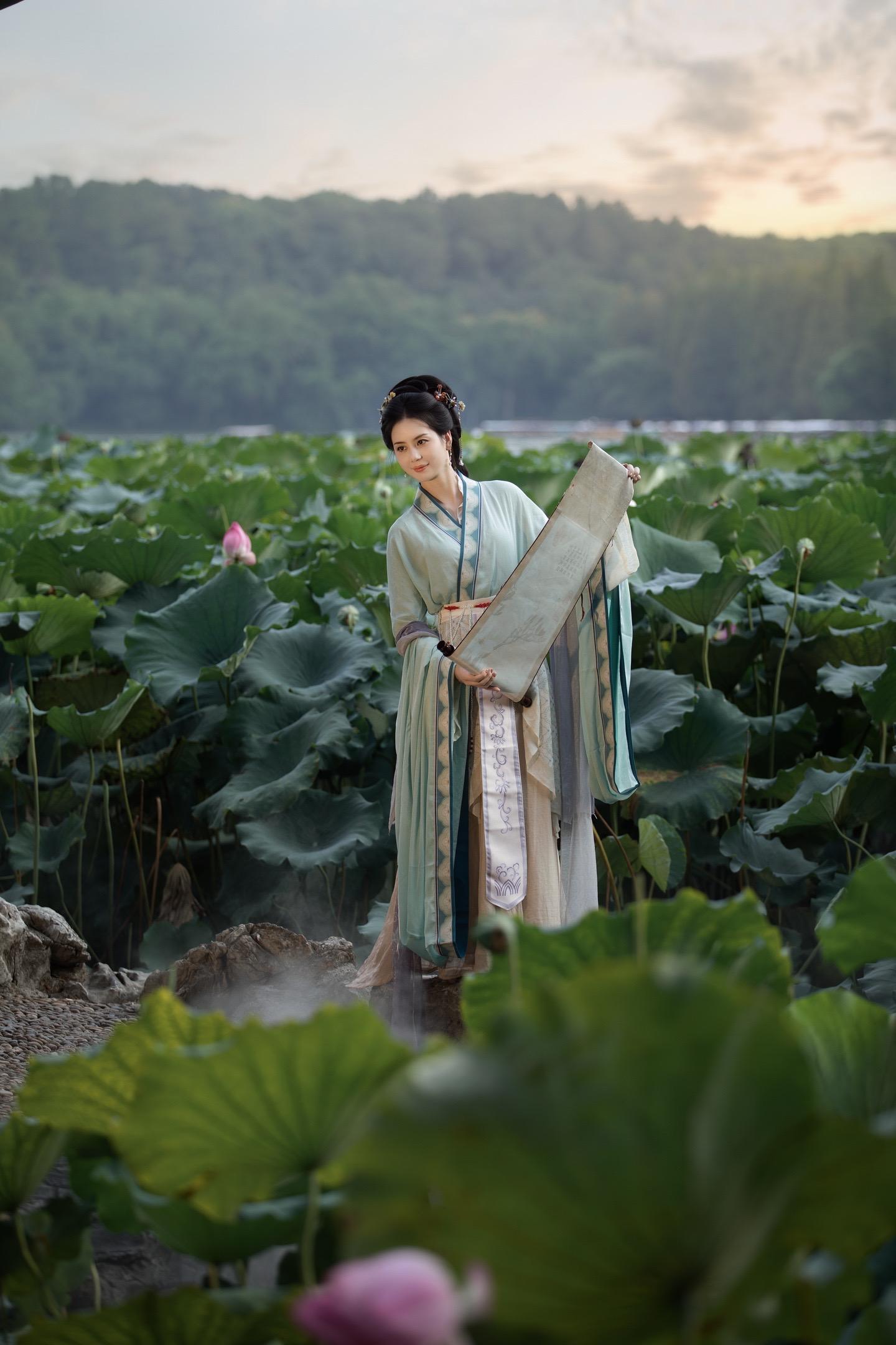 “误入画境，为画中客。”珠圆玉润的美感真的好绝～迟来的荷塘仕女图