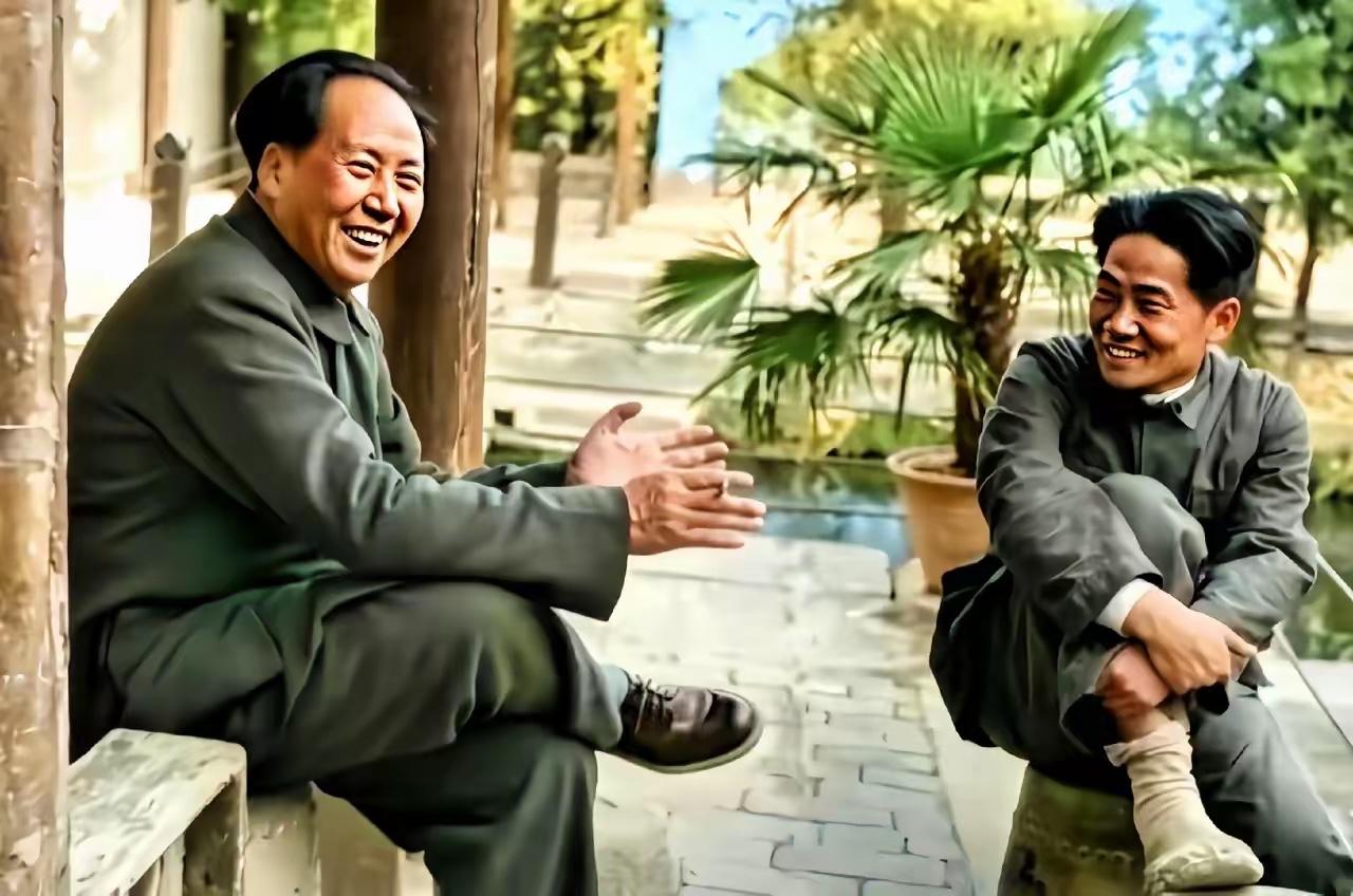 这是毛主席和长子毛岸英的罕见合影，父子俩开心的一幕，留给我们永恒的记忆，致敬我们