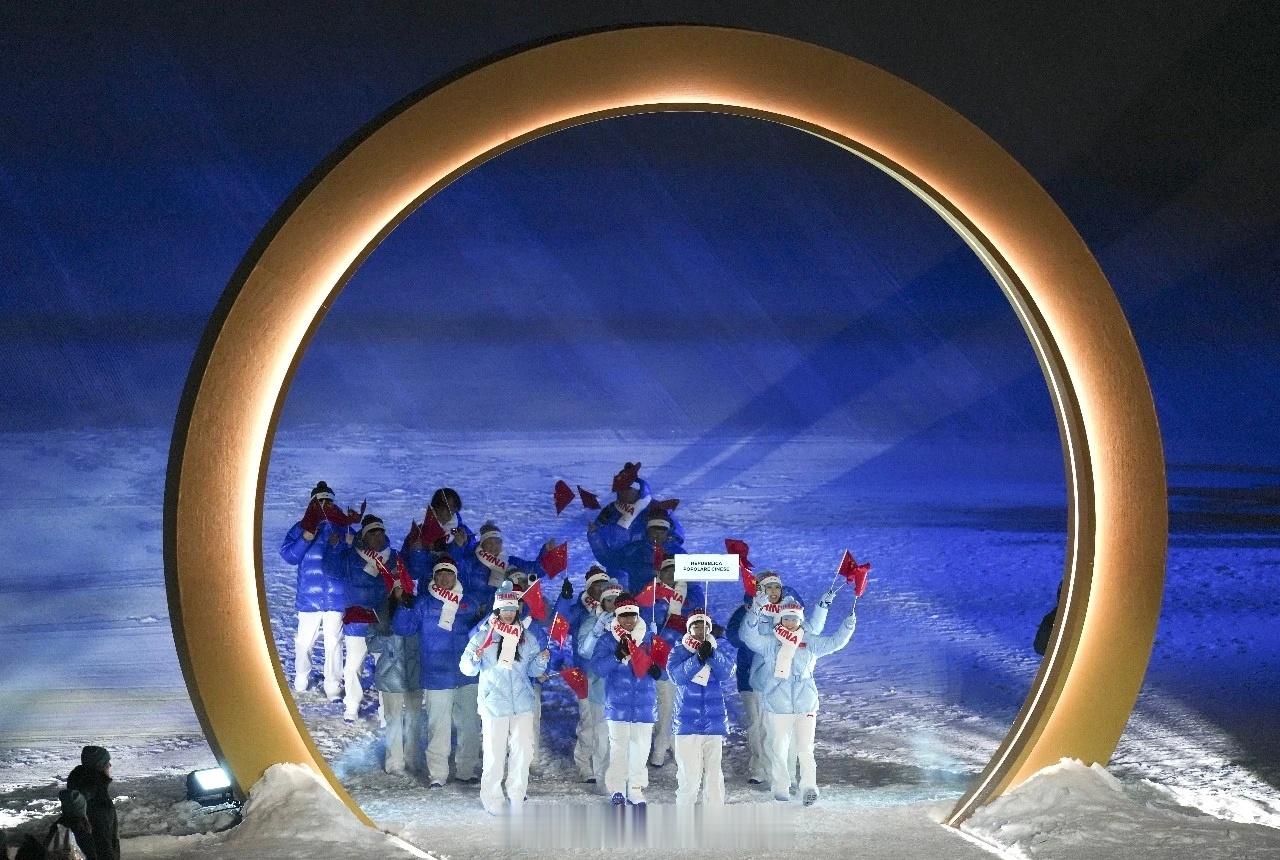 穿越“金环” 中国冰雪绽放米兰冬奥会开幕式🇨🇳中国代表团入场冬奥会开幕式中国