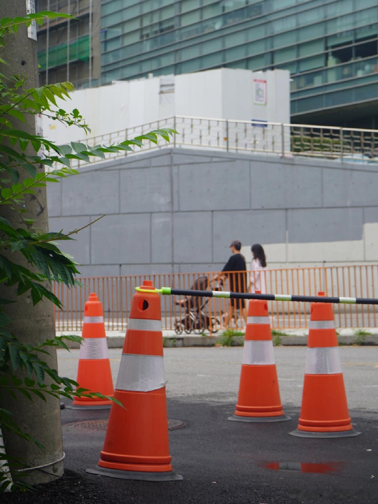 偶遇宋仲基一家四三口散步，1岁儿子长相曝光：胖娃娃混血感不浓。 ​​​