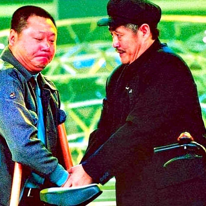 泽连斯基收下了美国递过来的拐杖，还把自行车送人了[捂脸]“谢谢美国，谢谢欧洲”