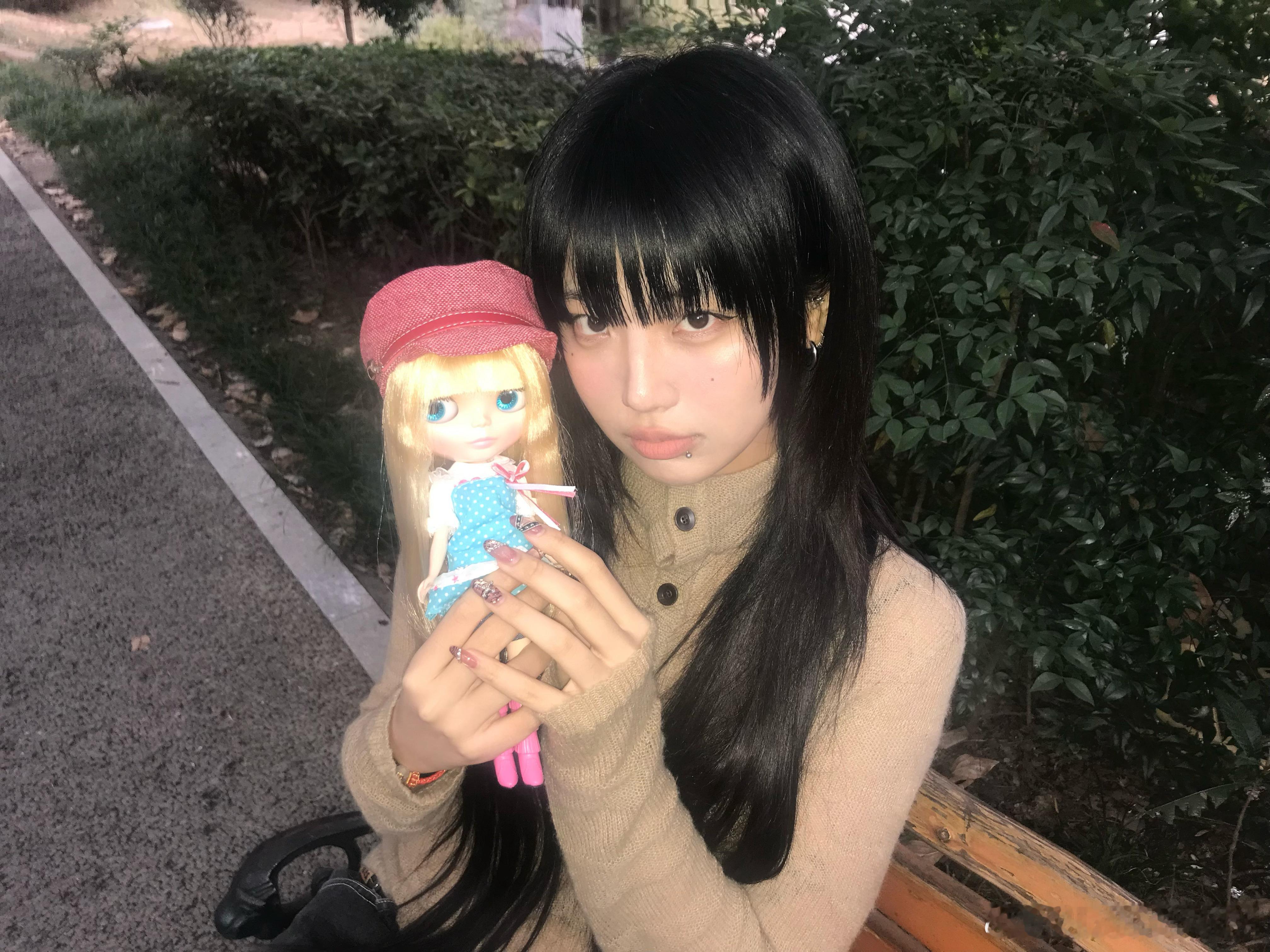 新年快乐孩子们发现长头发的照片都还没发完以及我剪成蘑菇头了🍄🟫 