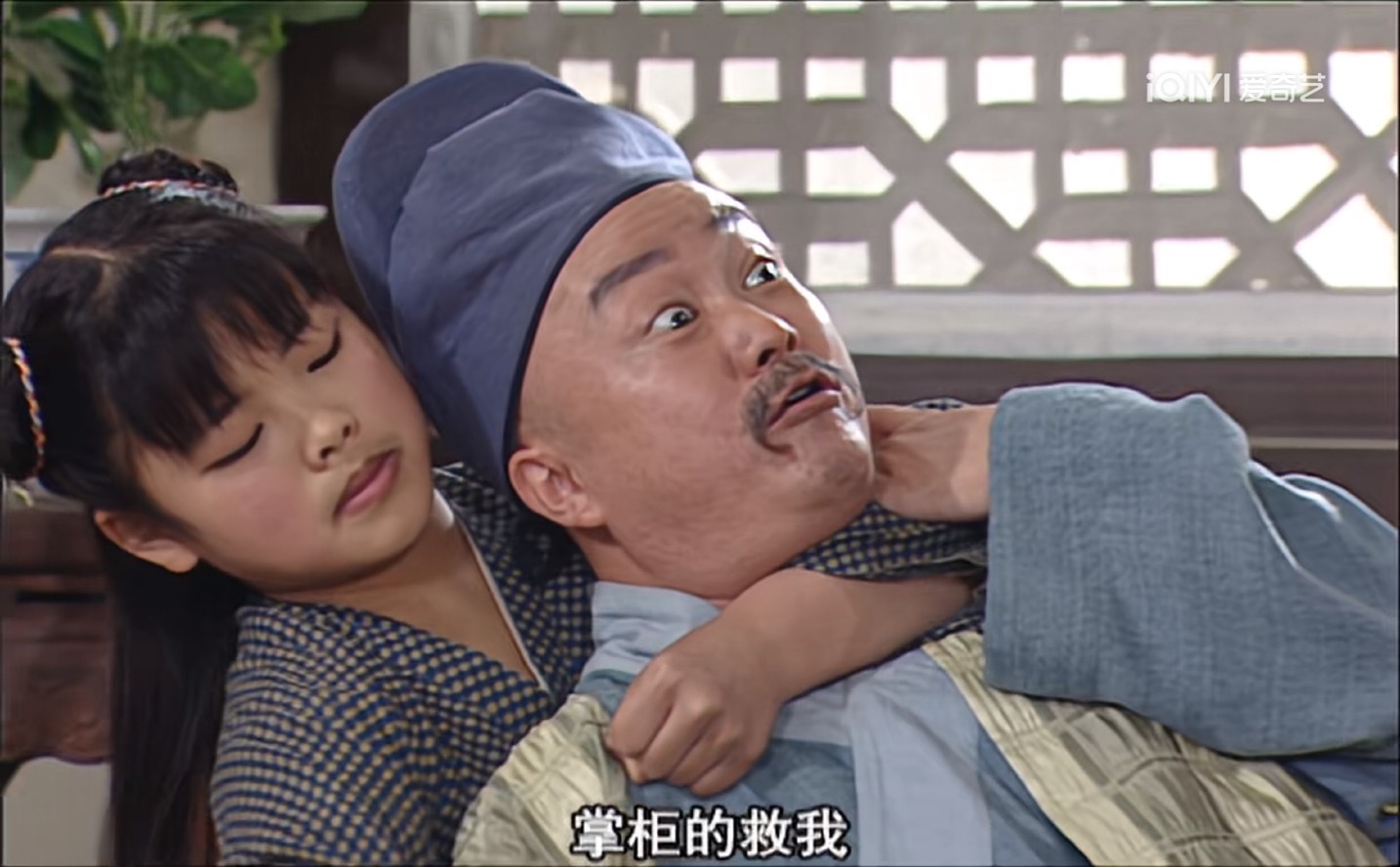 《我为湘玉存大钱》第166集包大仁签字认罪后，小贝给他送饭，他想挟持小贝然后逃走