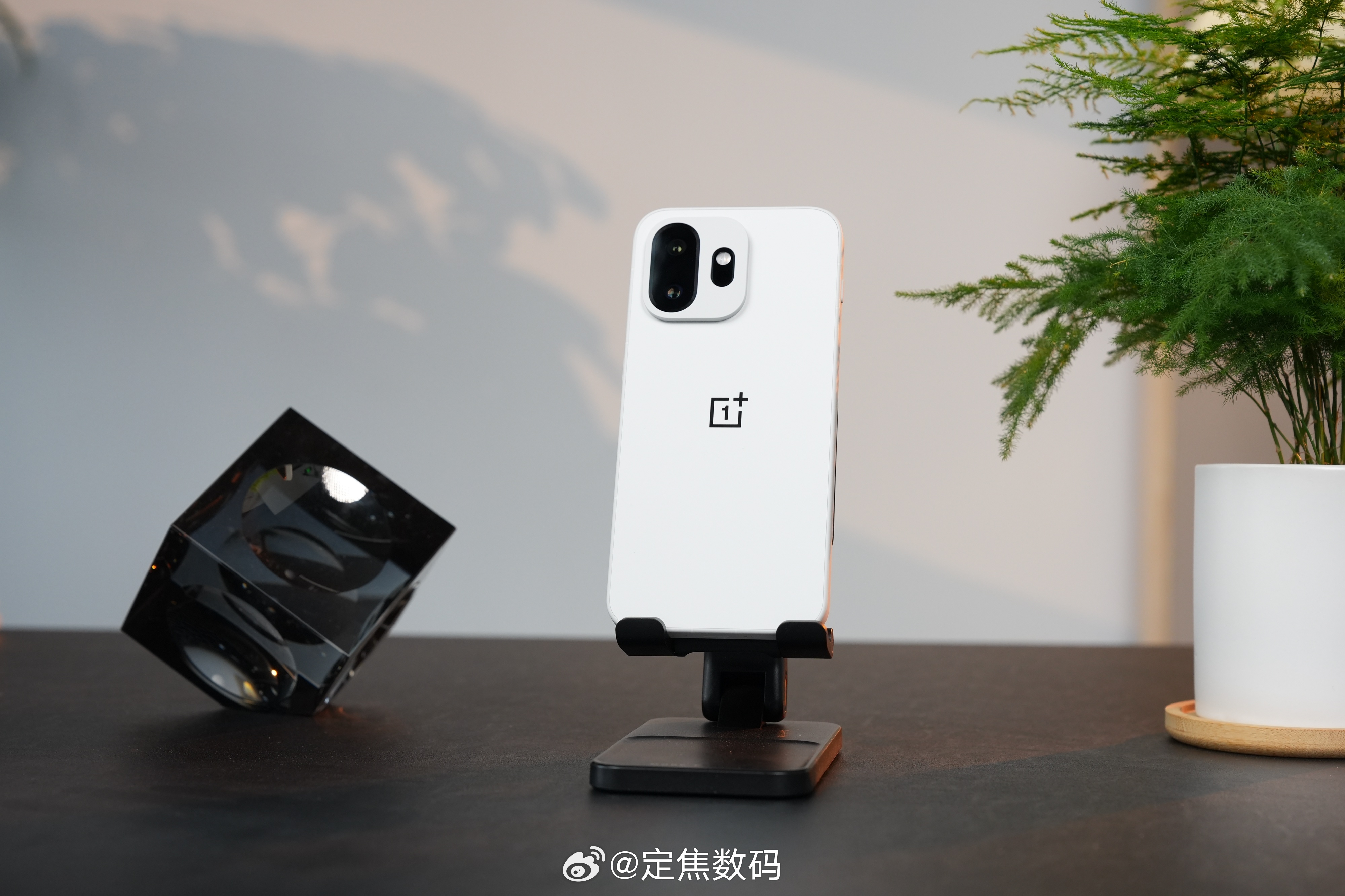 一加15T，比阿耀500还要小... 机身更窄一些，白色的干净高级8E5+165