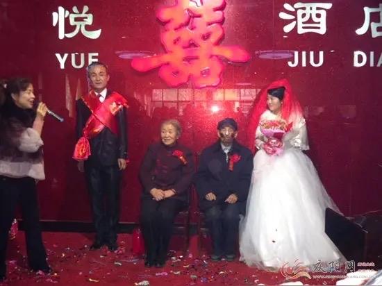 河南，一个小县城的婚礼火了——不是因为排场大，也不是因为新娘美，而是因为新郎的一