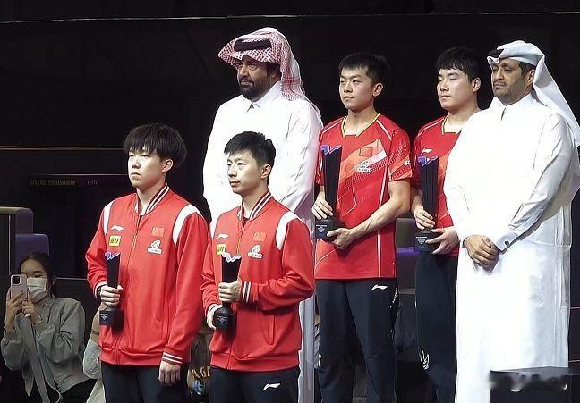 国乒男女双冠军！颁奖礼四位国乒队员面无表情，太严肃
2024年WTT多哈球星挑战
