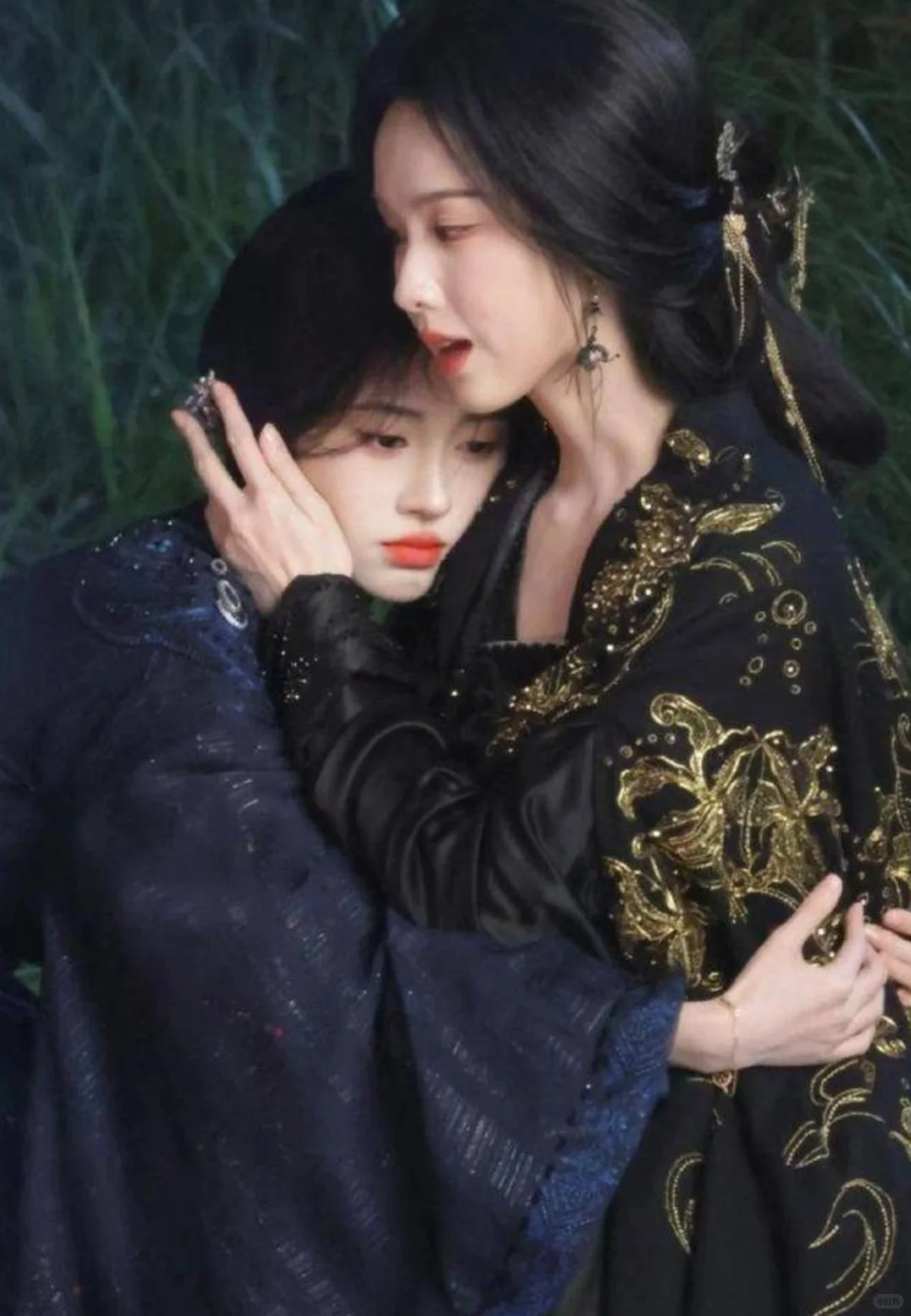 我们小鞠是陈都灵 姐宝女来的！！两个女宝就这样看得人心软软鞠婧祎 你是不是想陷害