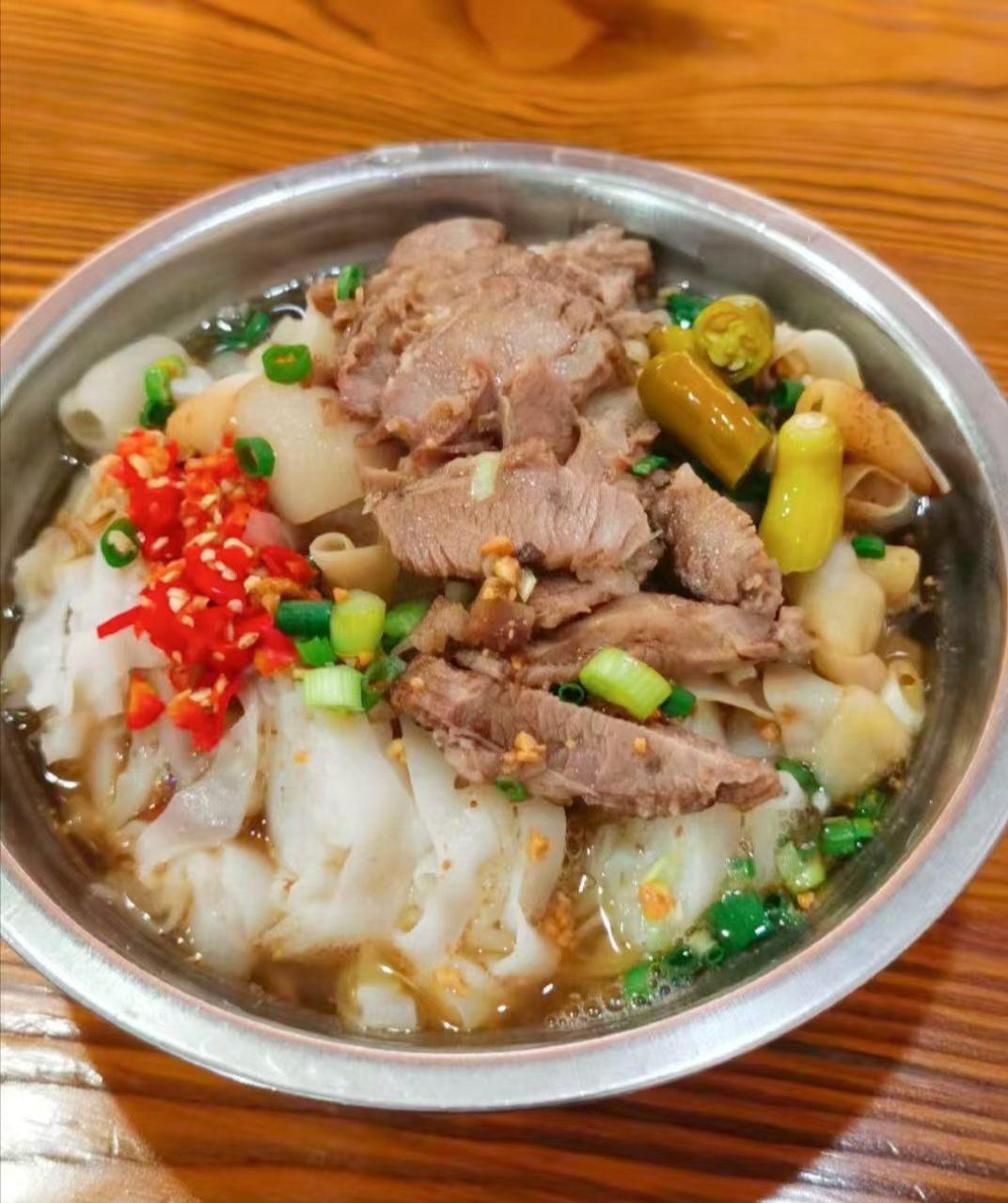 看到有人说广西的米粉不好吃，像塑料一样，这是没吃过新鲜做的米粉吧？我们那里都是当
