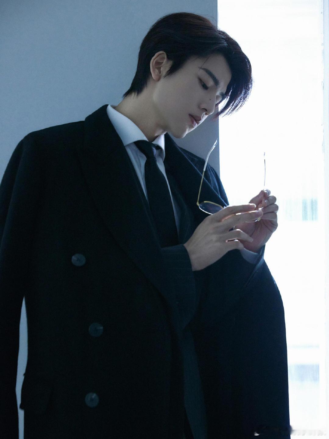 张凌赫吻戏性张力好强张凌赫吻戏又欲又克制的劲儿，古偶男主的苏感被他玩明白了 