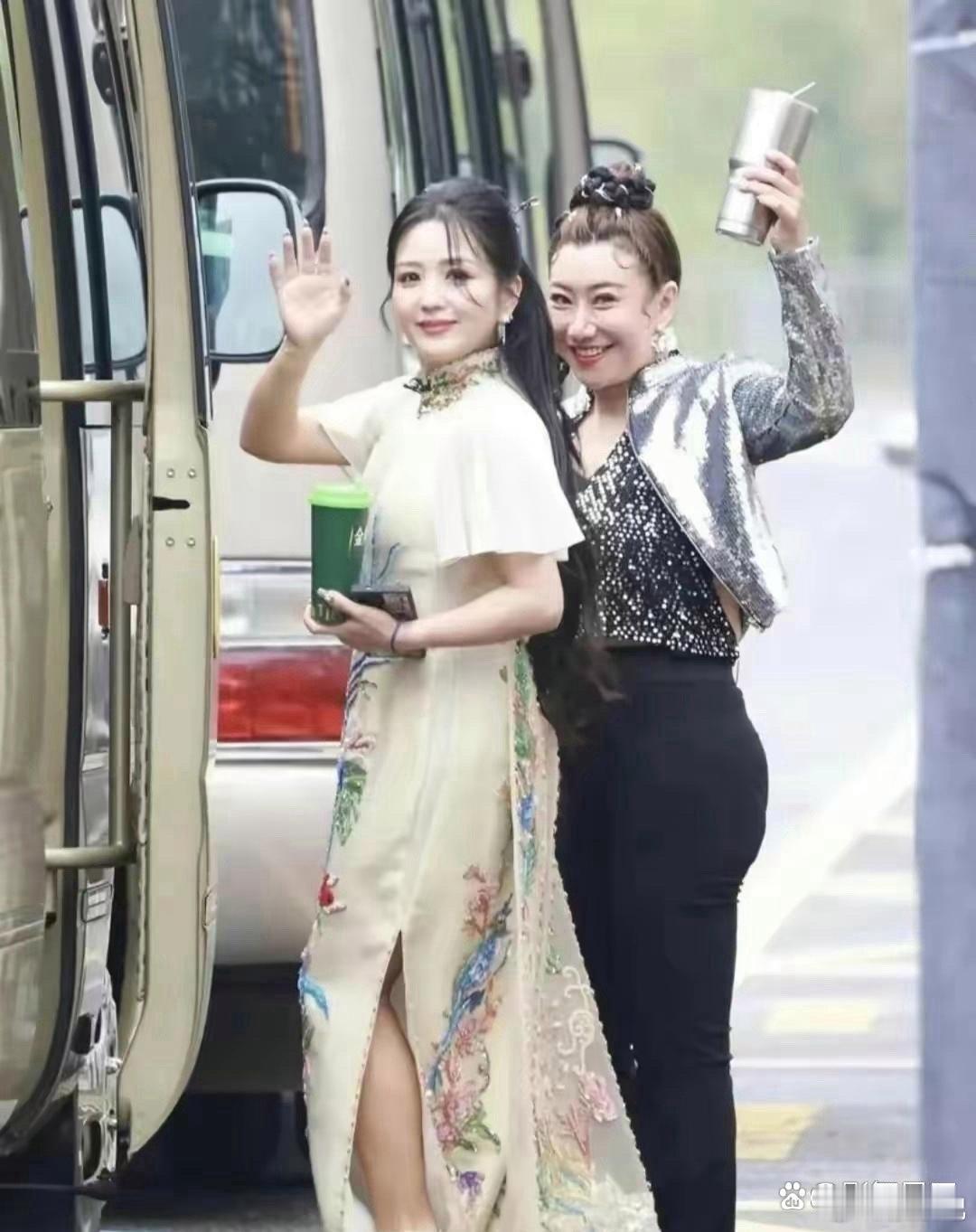 何洁这身旗袍绝了，身材真棒呀，老了也会是个大美女！ ​​​