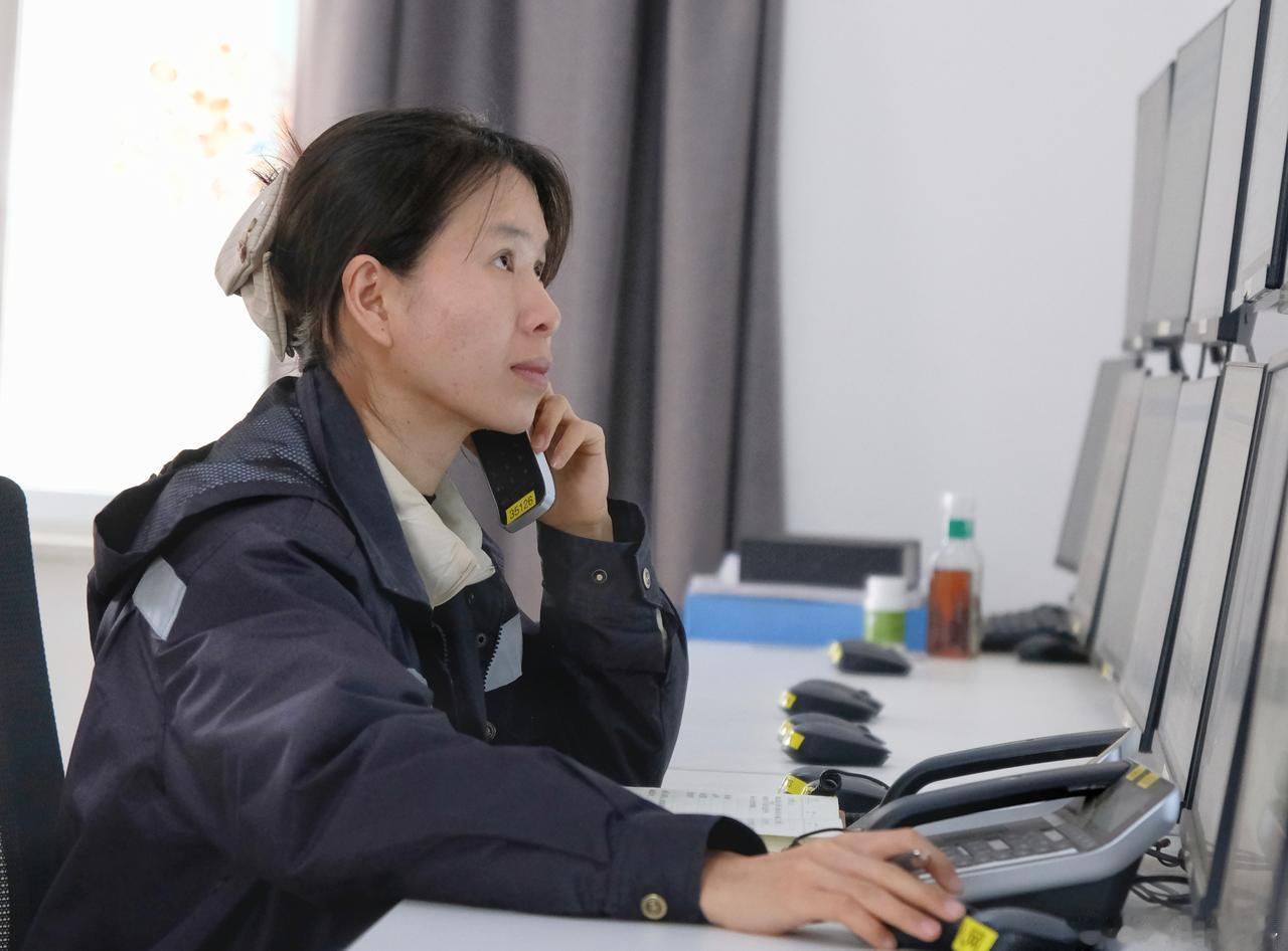 昆明通信段丽江通信车间认真做好应急通信设备、备品备件的检查试验，加强网管值班值守