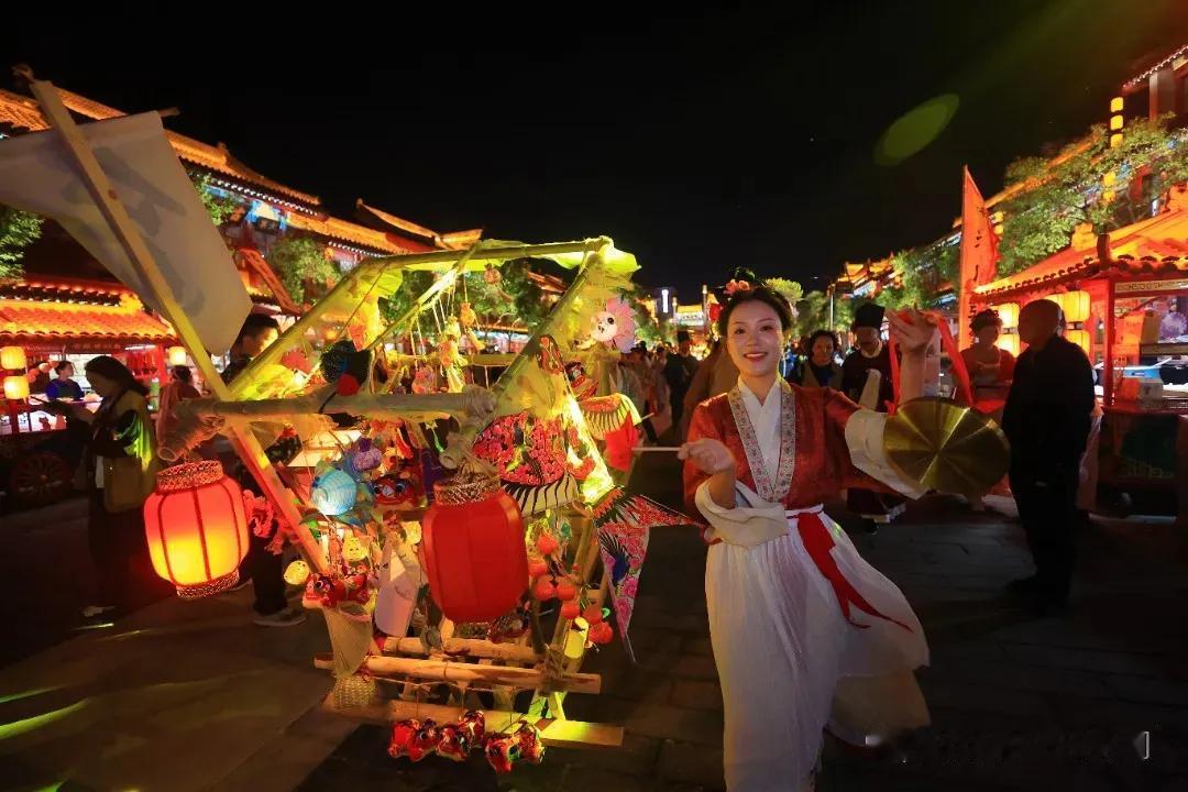 《开封赏菊》
金风送爽菊开颜，
汴水含情映玉团。
龙亭盛景花如海，
古韵开封香漫