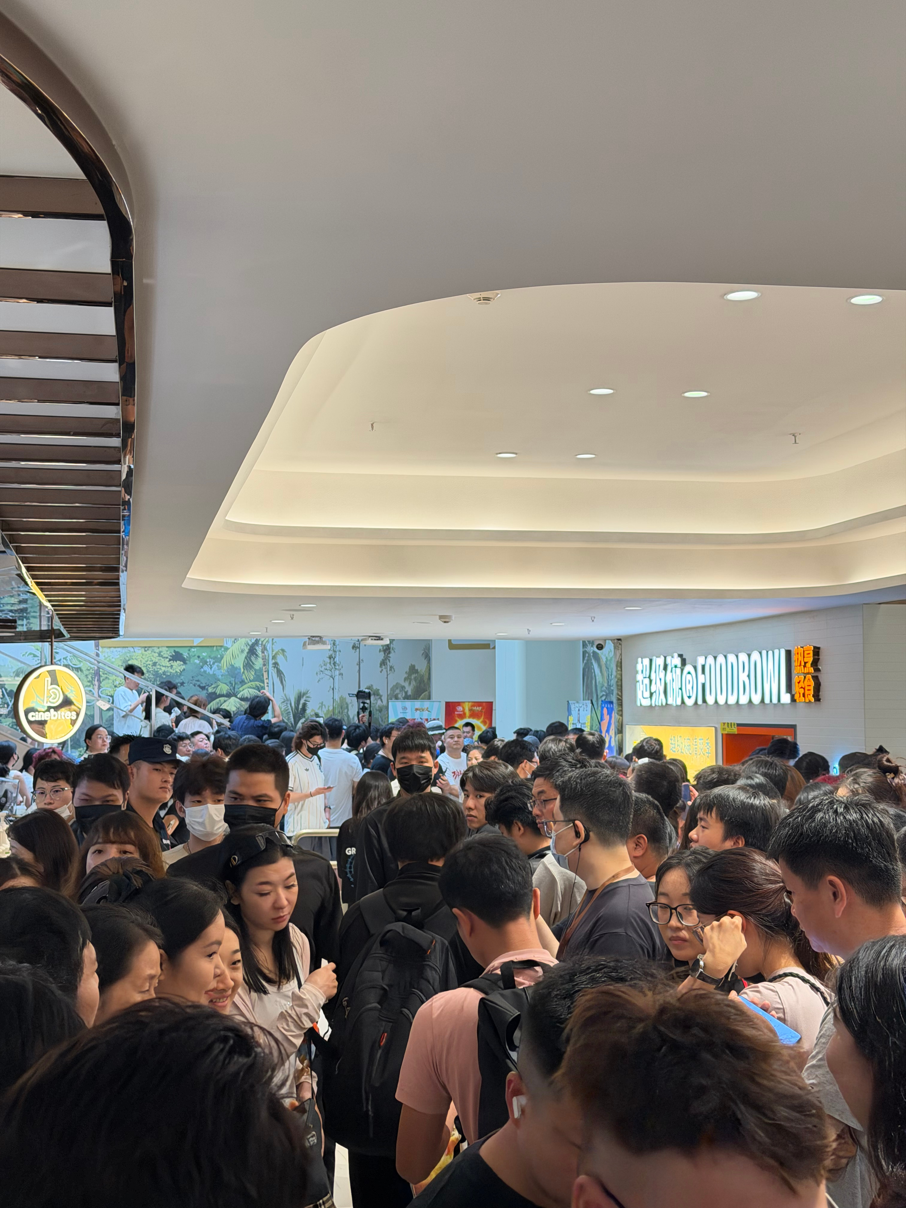 今天星爷来深业上城，现场人头…..吓人 深圳·深圳深业上城