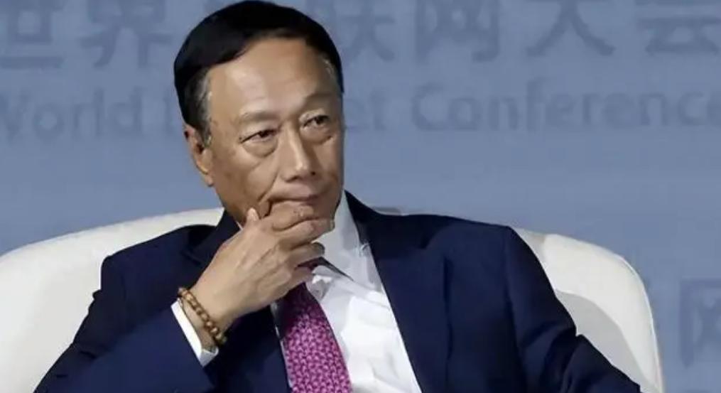 富士康崩得太突然！郭台铭绝对没料到，以前大陆工厂灯火通明的代工巨头，如今像破气球