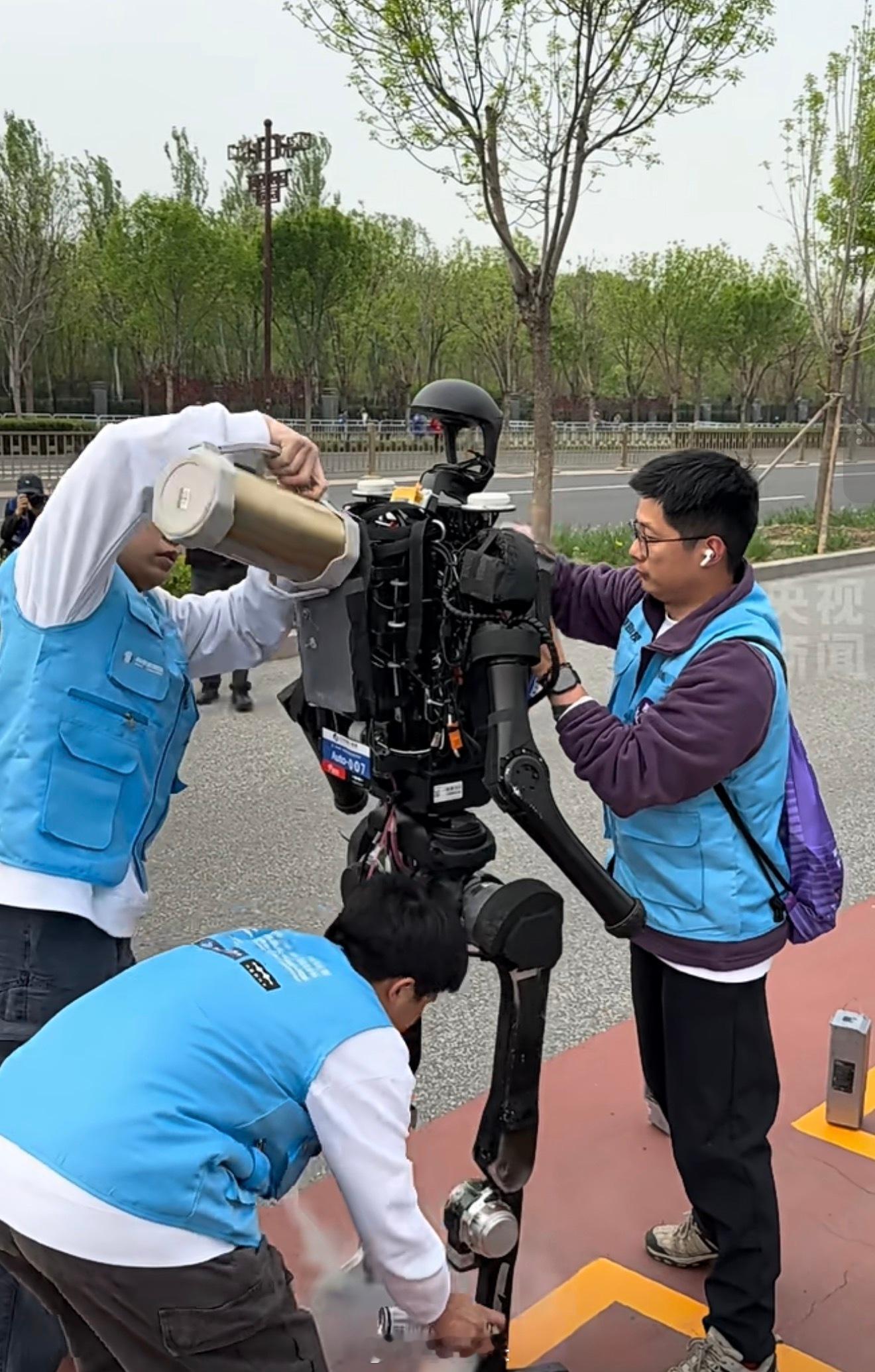 原来机器人跑半马也是用换电方案补能的 