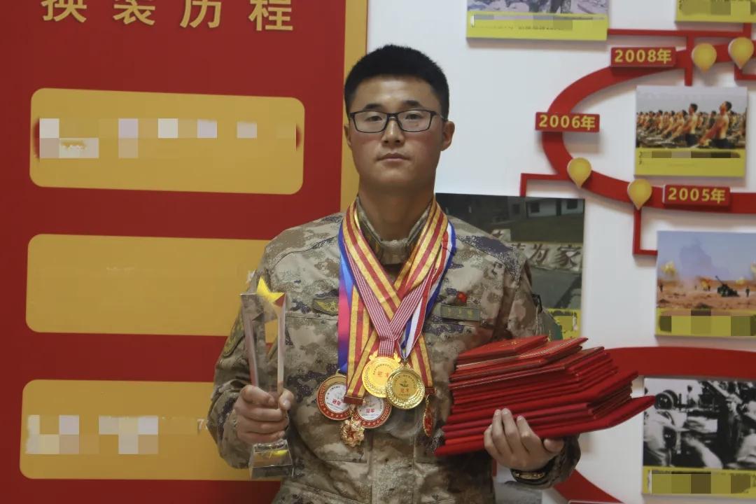 李多福，甘肃静宁人，一级上士军衔，现为某训练基地班长。先后获评“优秀士官”1次、