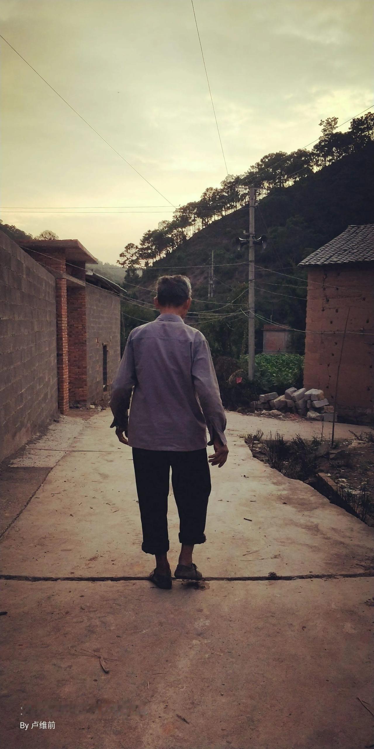为什么儿女怎么尽心尽力，老人也不说你好，因为你给不了他想要的。就和物质拜金女一样