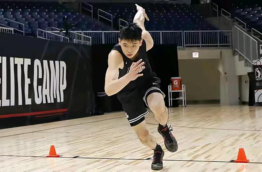 留在nba的梦碎了，崔永熙一分钟出场时间都没有，很难留下来。
第一，开拓者正式的