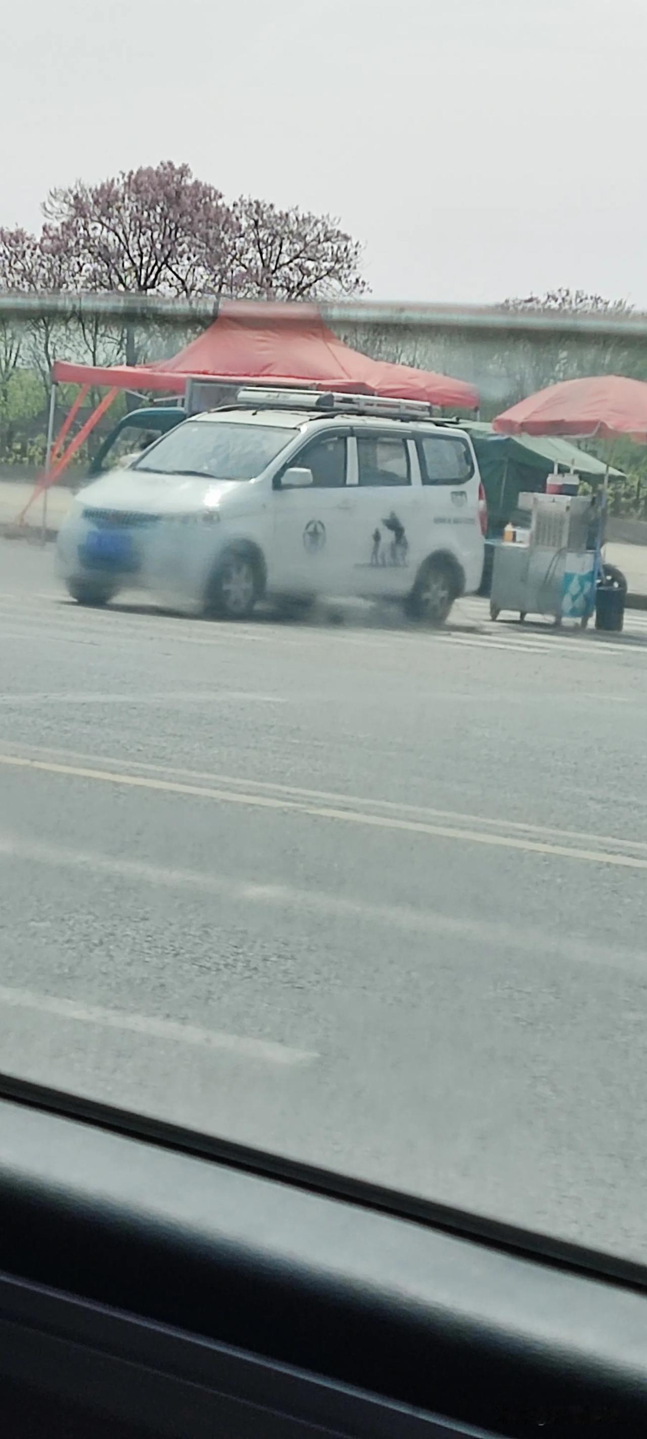 刚刚开车路过农村的街道，看到大爷大妈、年轻媳妇开着三轮车横在马路中间，肆无忌惮闯