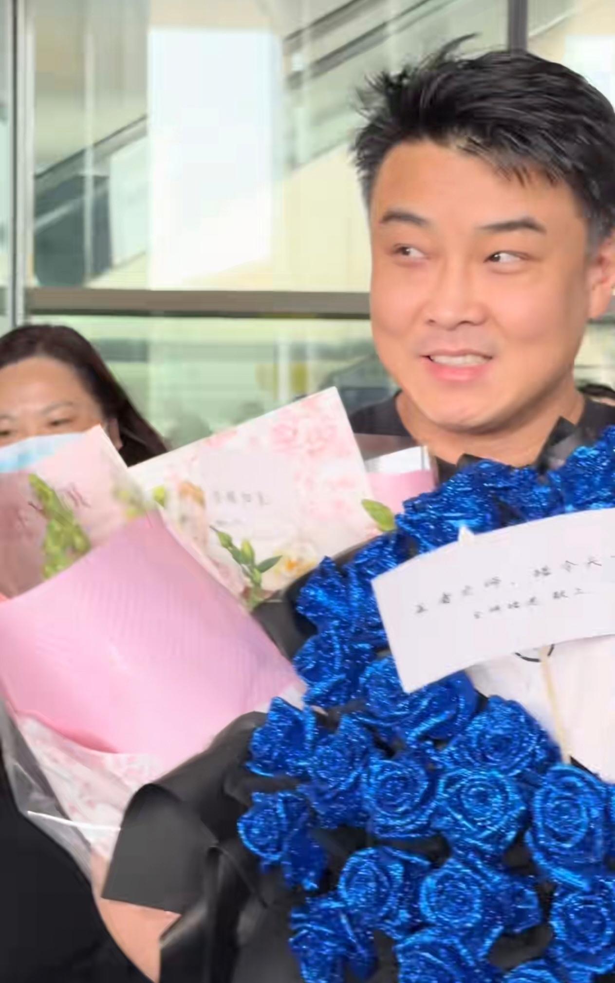 王皓回北京这状态，肉眼可见饿变年轻了！
        在机场他整个人都透着一股