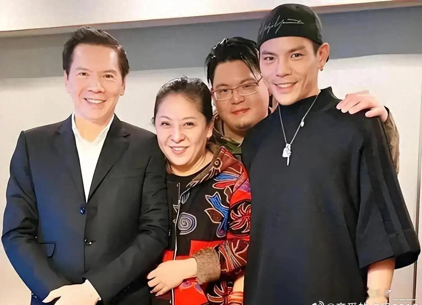 我对向佐一向无感，印象中，“一个不成器的富二代”而已。 看到易立竞和向佐的访谈，