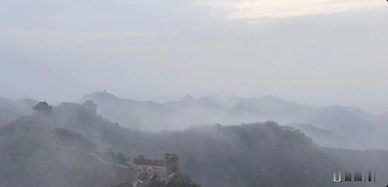 云雾缭绕的万里长城，仿佛置身仙境