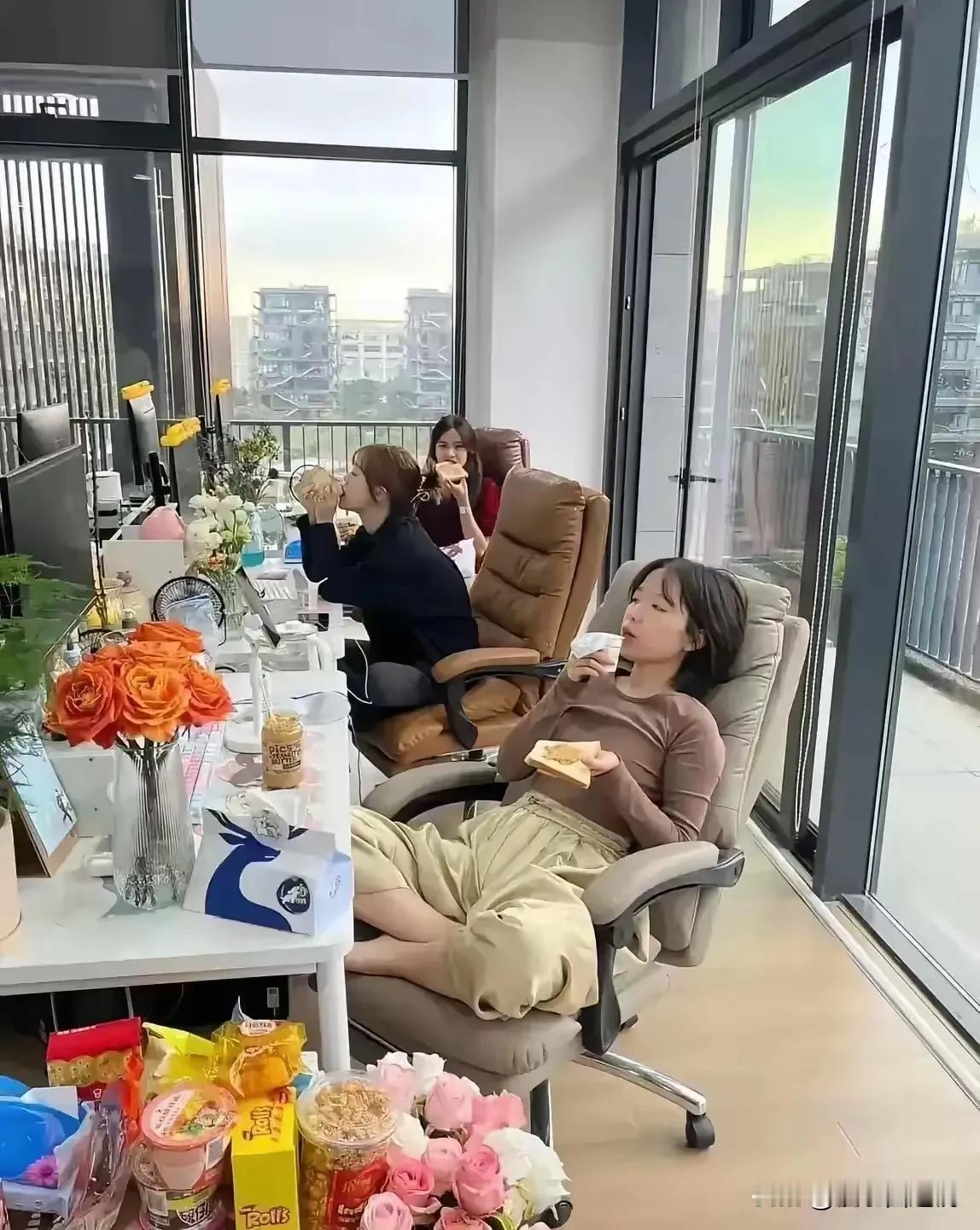 照片中这些个小姐姐上班太轻松了，如此悠闲和放松，实在让人羡慕啊！
不知道她们是什