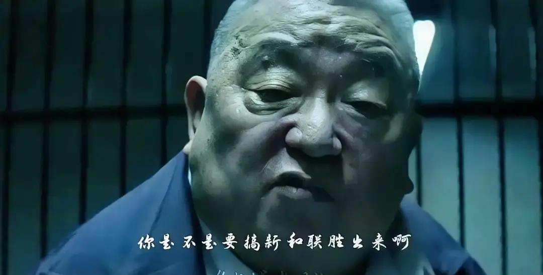 邓伯那句五万人把警长噎住的镜头又被翻出来刷屏。

我刷到的时候正排队做核酸，前后