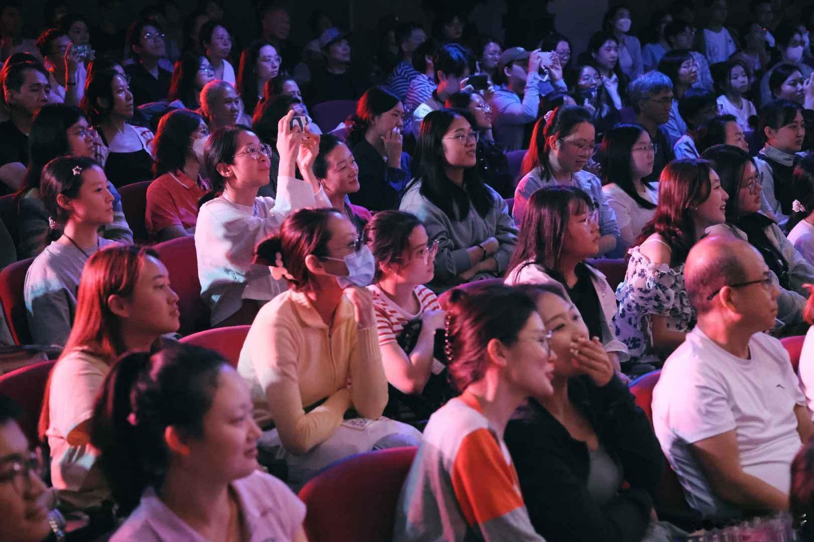 #香港高校劲刮多彩民族风# “多彩的风”中国少数民族艺术高校行圆满落幕！香港五所