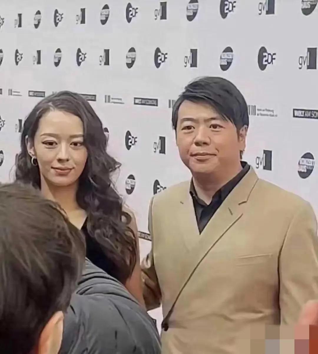 近看郎朗和太太，才发现俩人的面容有很多沧桑的感觉，按道理钢琴大师和太太的生活应该