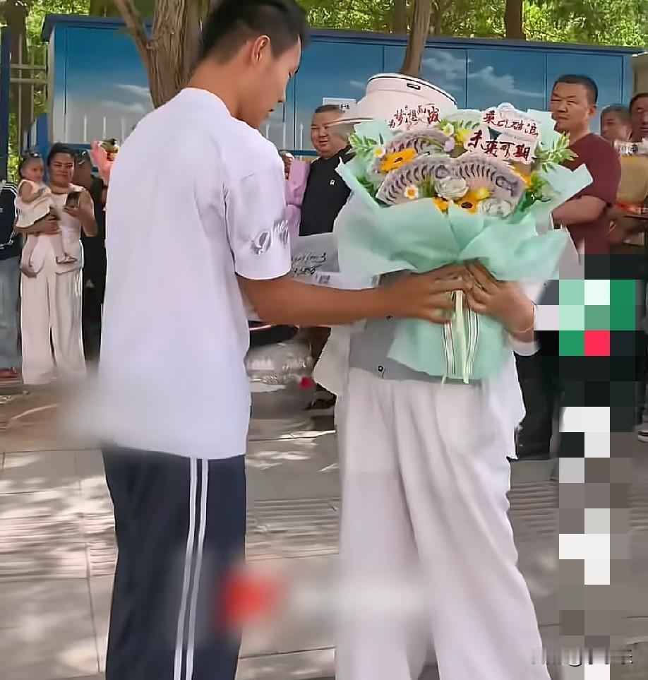 6月8日，新疆哈密，一男生高考后飞奔出考场。
“妈！”男生一边跑一边喊，然后抱起