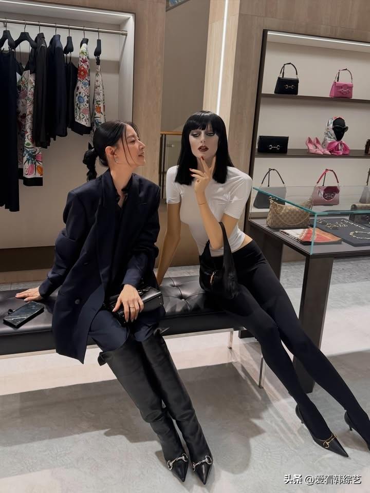 30日，演员李英爱在Instagram上传了多张照片。公开的照片中，李英爱受邀出