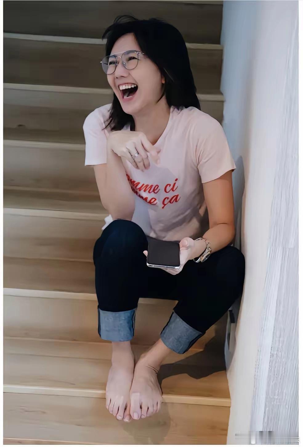 孙燕姿，光脚大笑，好洒脱。 