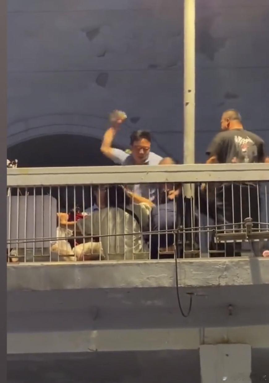 武汉天桥打人只是城管的问题吗 武汉城管打人事件警方通报出来后，没有平息舆论场，反