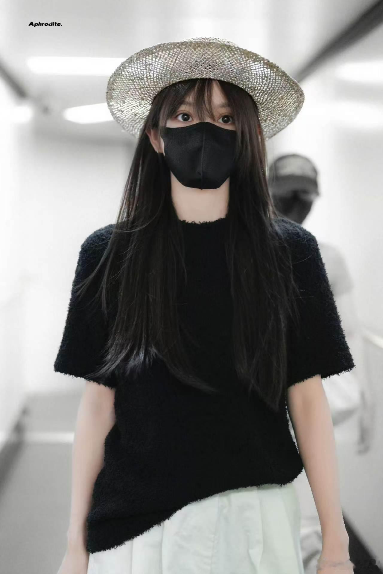 田曦薇戴草帽路透田曦薇素颜戴草帽田曦薇戴草帽路透好可爱呀，厉害了 