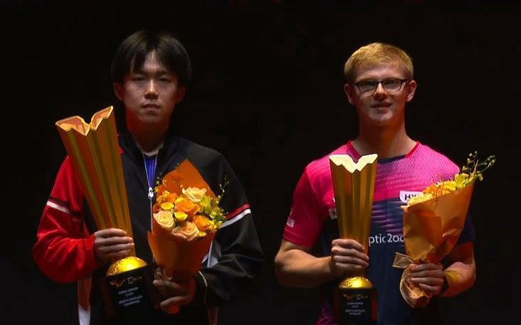 危险！王楚钦1-2落后勒布伦。
现场球迷大声叫喊，加油。

澳门冠军赛男单就剩下