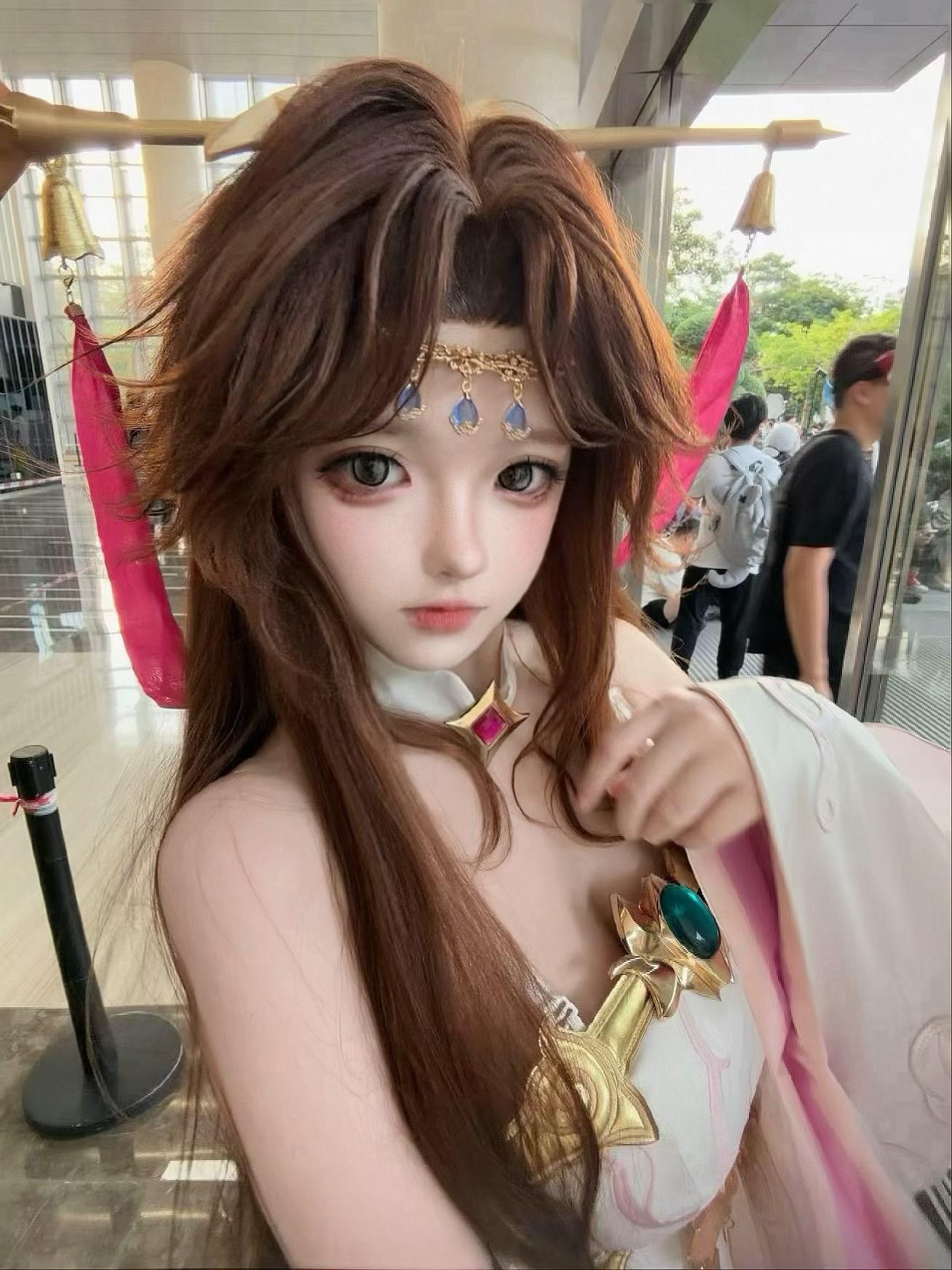 这么直白的盯着妾身