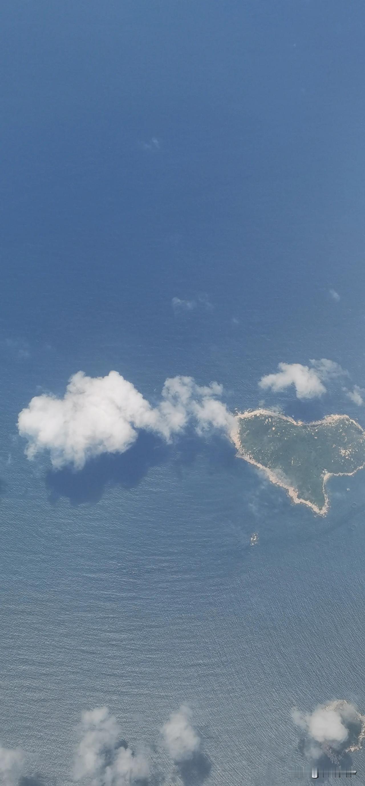 飞越壮丽山河！#壮丽景色# #只因天空太美# #变幻多端的风景#
