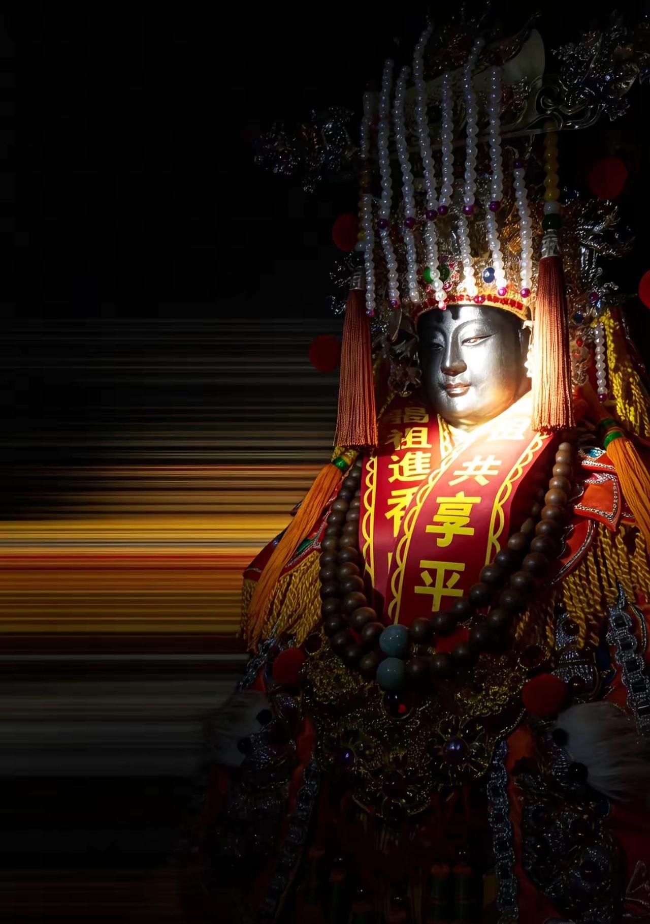 黑面妈祖，是妈祖众多形象中的一种，面色黝黑，眼神中却透露出无尽的威严与慈爱。相传