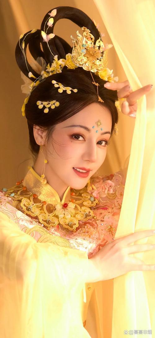 迪丽热巴古装新剧无修生图刷屏全网。一改往日浓颜造型，这次走素雅温婉路线，淡妆出镜