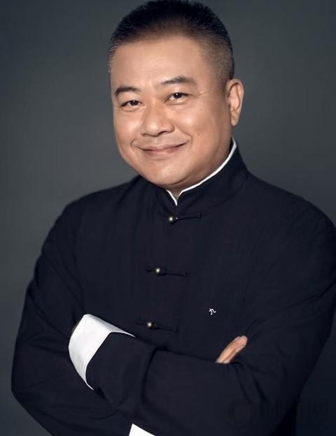 美食家陈晓卿说，我到国外，有些大厨就问我，我们衣服上印国旗，是因为国家承认我们的