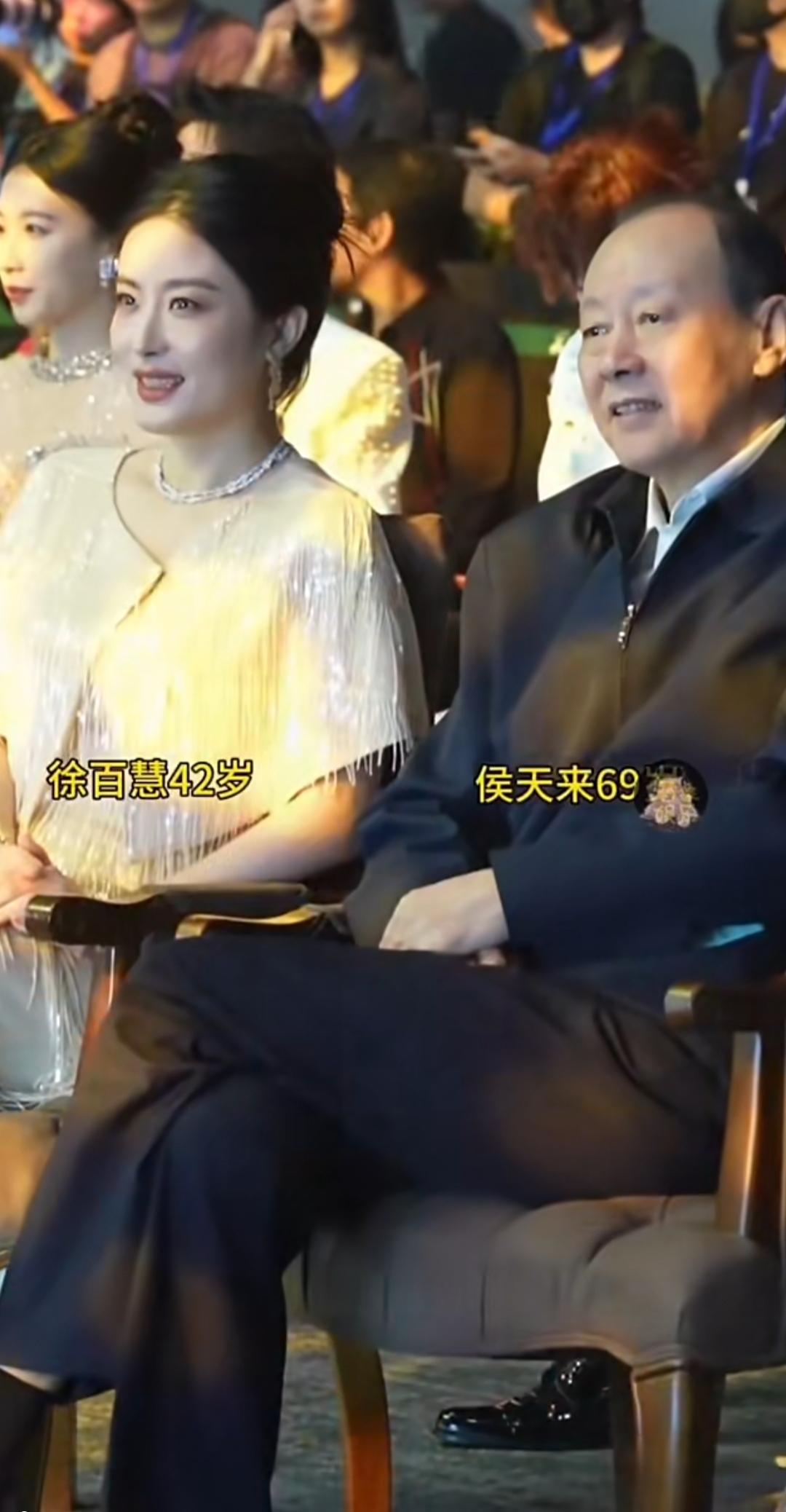 活动现场拍到徐百慧和侯天来同框，两位演技派坐一起交谈，看着挺聊的来的！