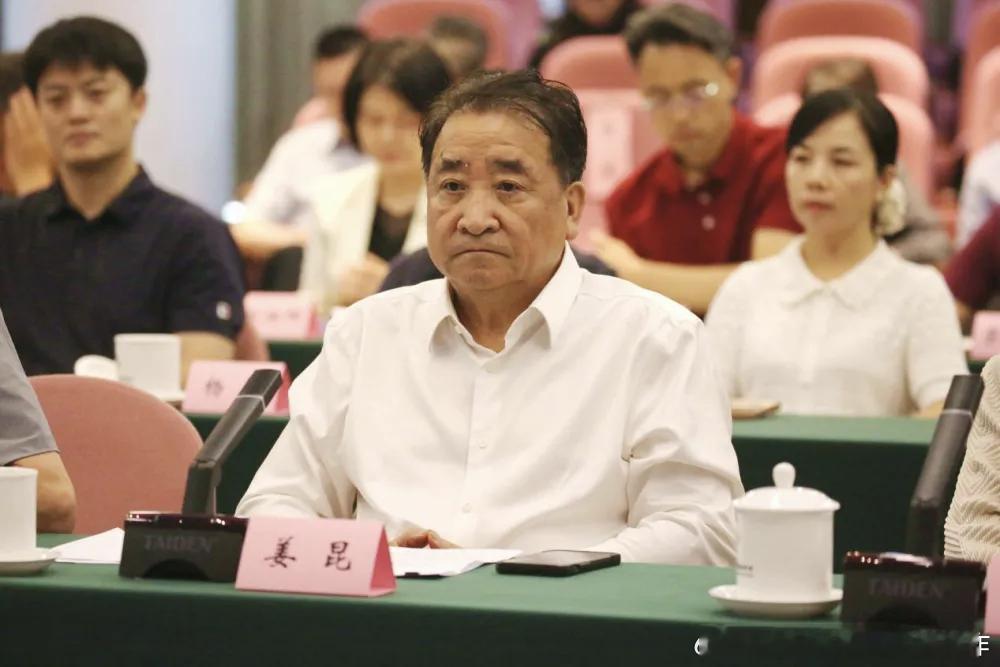 其实姜昆也很适合在谍战剧里面演个军统之类的角色，导演们可以考虑一下。 ​​​