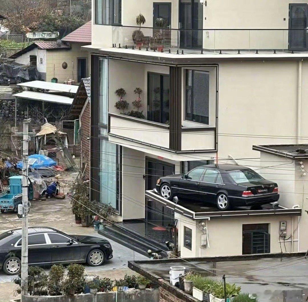 汽车[超话]  把虎头奔放在屋顶展示，一定是老板的挚爱。奔驰s级 ​​​
