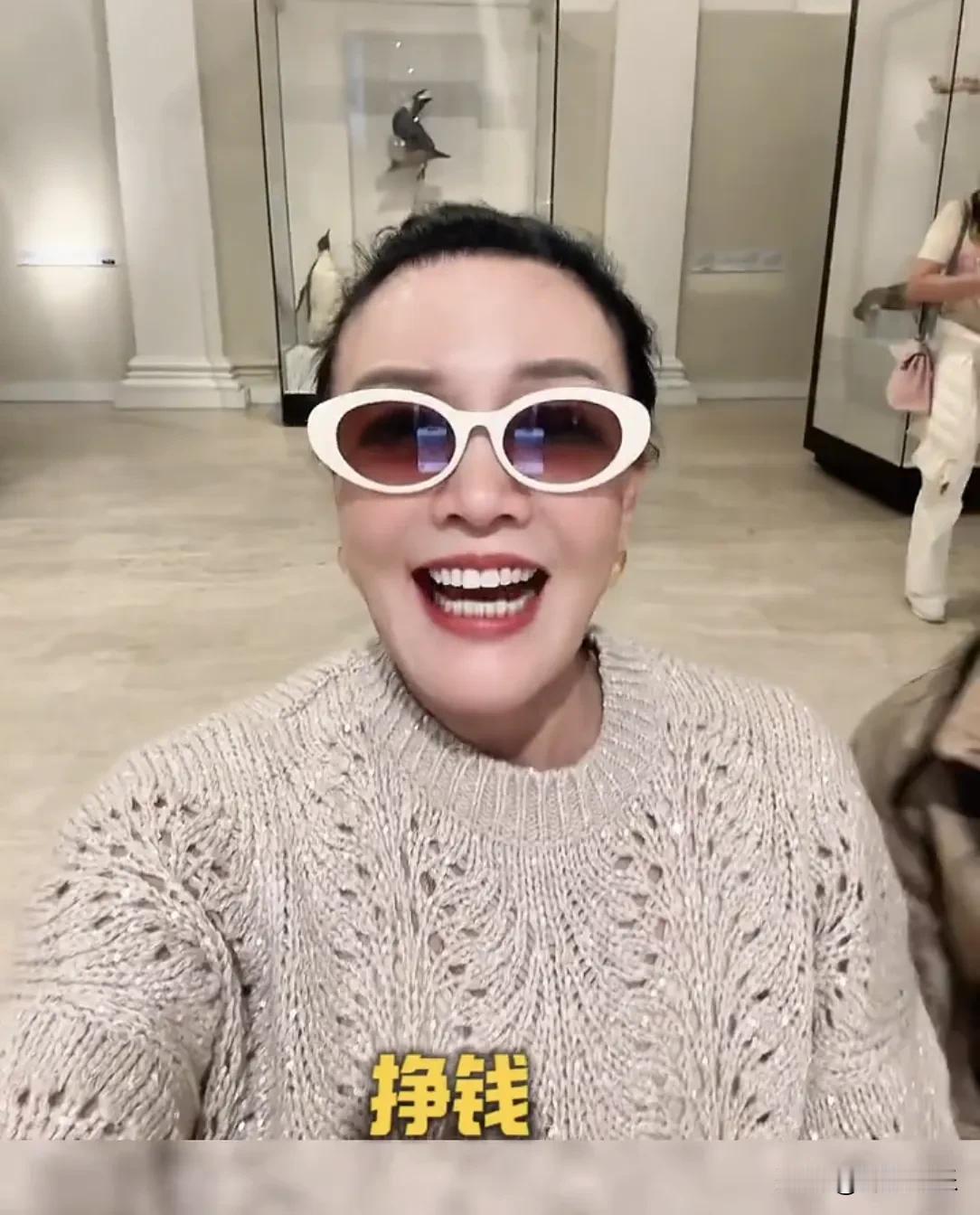 张兰这开朗的性格和幽默感真是没谁了，张兰发视频称:挣钱了挣钱了，就是没地儿花，左